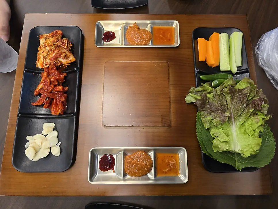 반찬과 채소, 양념장이 놓인 세팅 쟁반
