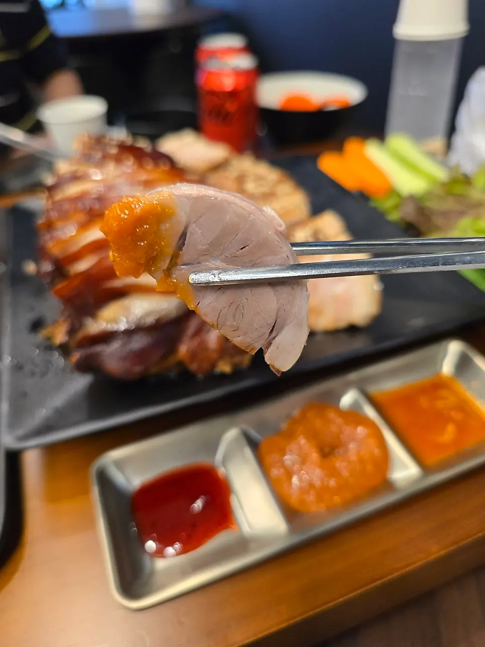 쌈장에 찍은 보쌈 한 점
