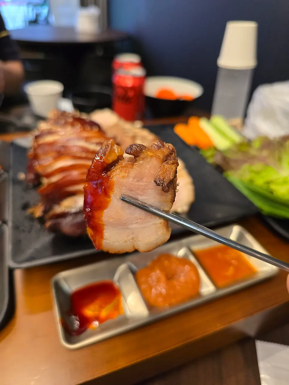 직화불족발 소스에 찍은 족발