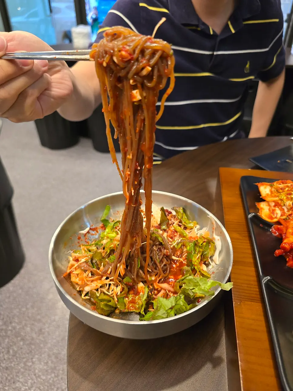 양념에 비벼 완성한 막국수