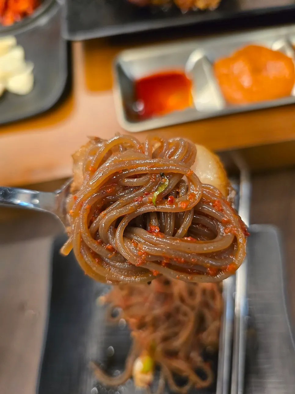 보쌈 위에 막국수를 올린 한입