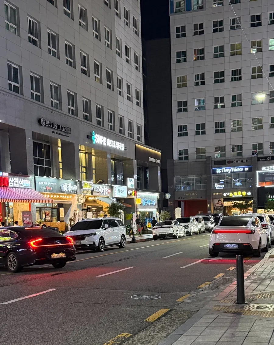 Alley leading past the Gong Cha building