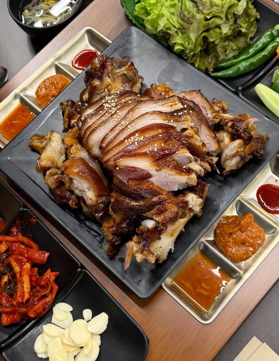 Table setting with freshly boiled warm jokbal, medium size
