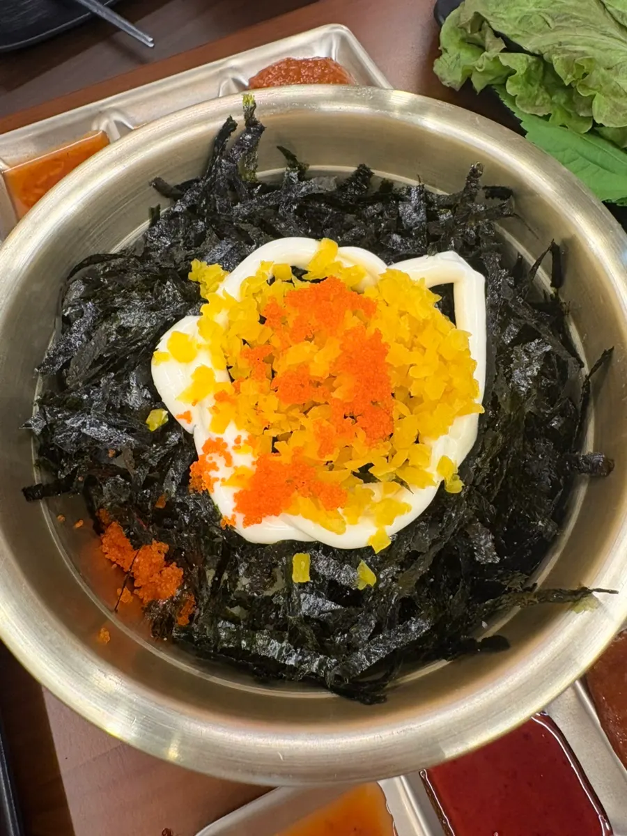 加了飛魚卵美乃滋的海苔飯鬆飯糰