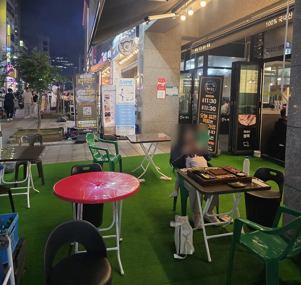 인조잔디가 깔린 야외 테라스 좌석