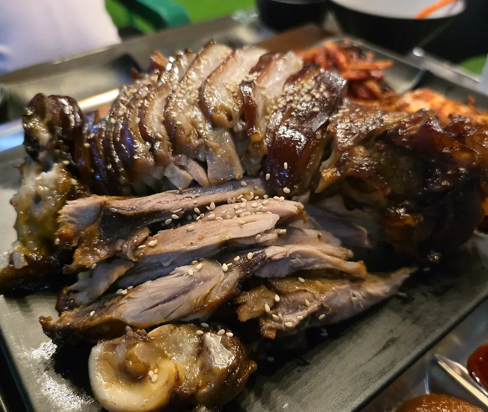 겉이 진하게 구워진 직화 쪽 족발