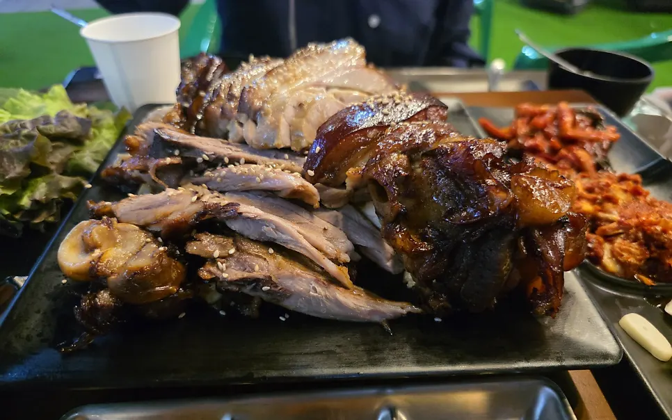 넉넉하게 담긴 족발 한 접시