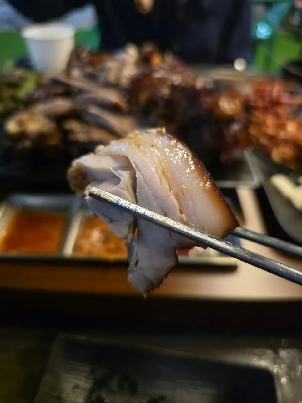 두툼하게 썰린 족발 한 점