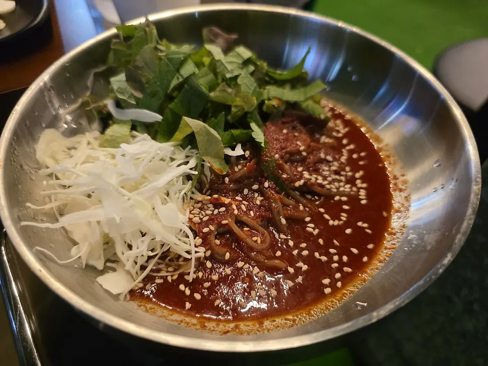 채 썬 무와 깻잎이 올라간 막국수