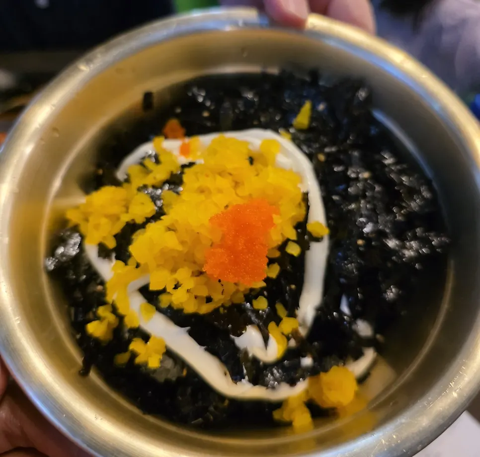마요네즈와 날치알이 올라간 김가루주먹밥