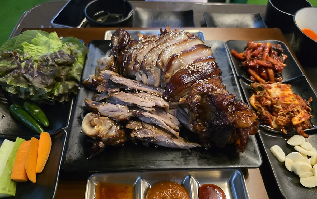 둘이 먹은 족발과 사이드 한상 차림