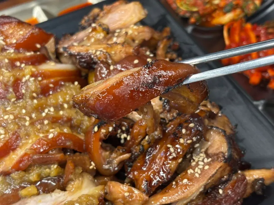 Chewy jokbal meat picked up with chopsticks