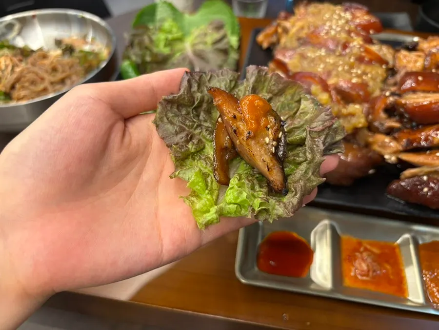 Lettuce wrap with jokbal and garlic sauce