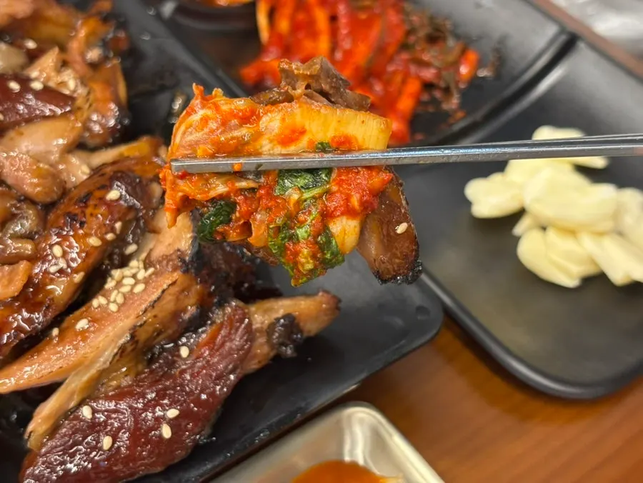 Kimchi served alongside the jokbal
