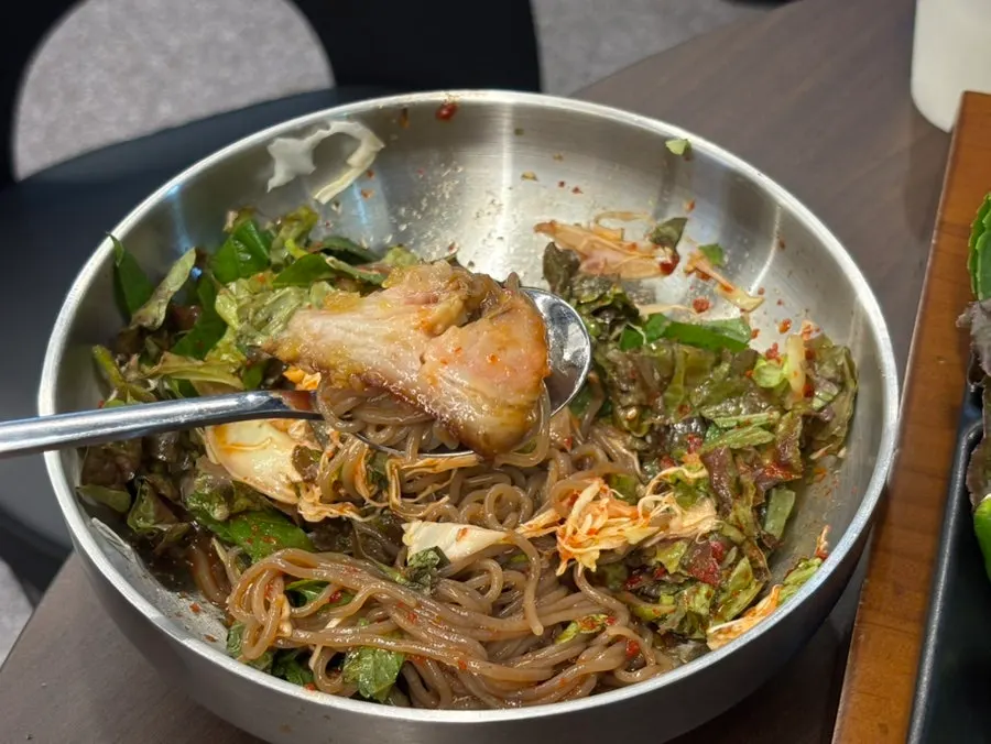 Plate combining makguksu and jokbal together