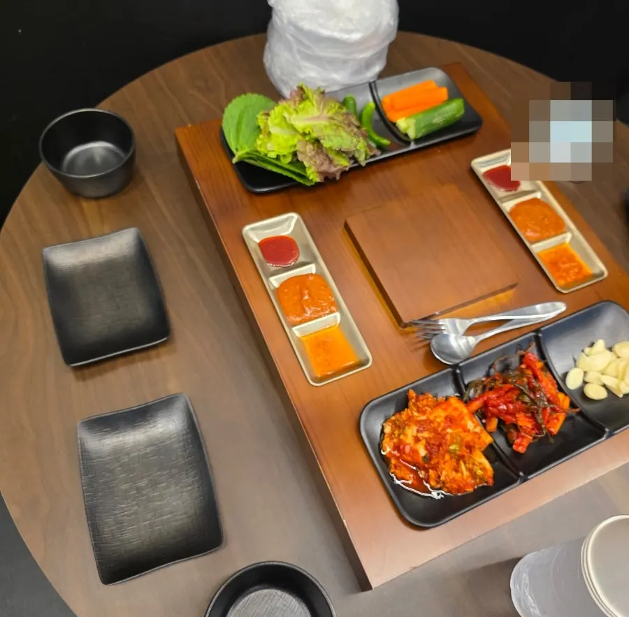 Outdoor tables at Cheongdam Jokbal