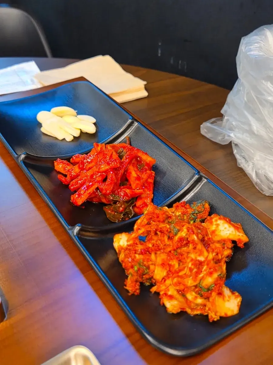 비벼낸 막국수 한 그릇