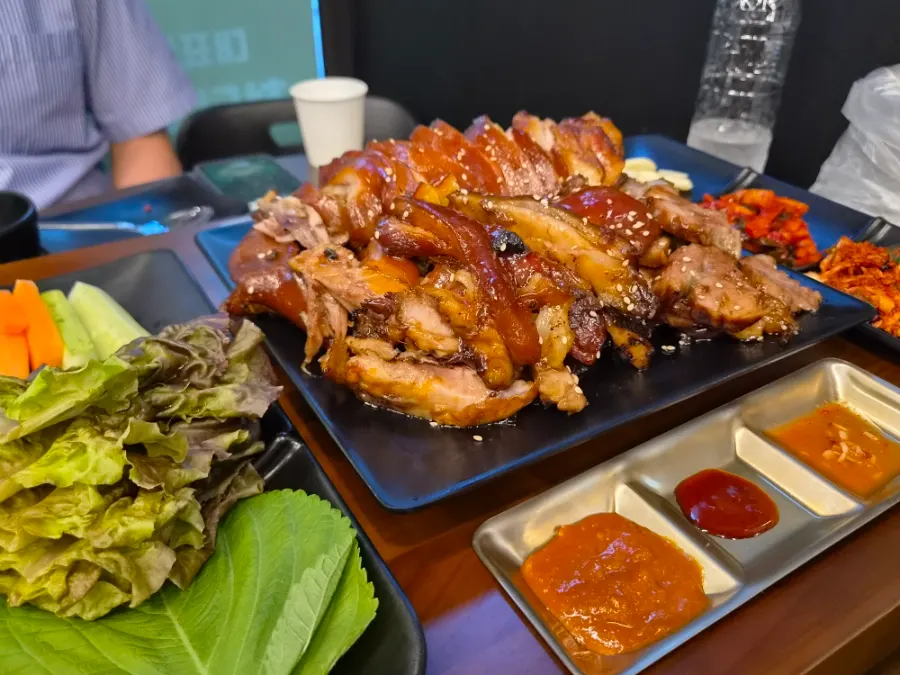 식사를 마친 청담족발 족발 한상