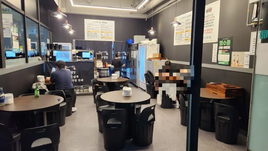 View of the dining room with tables at Cheongdam Jokbal