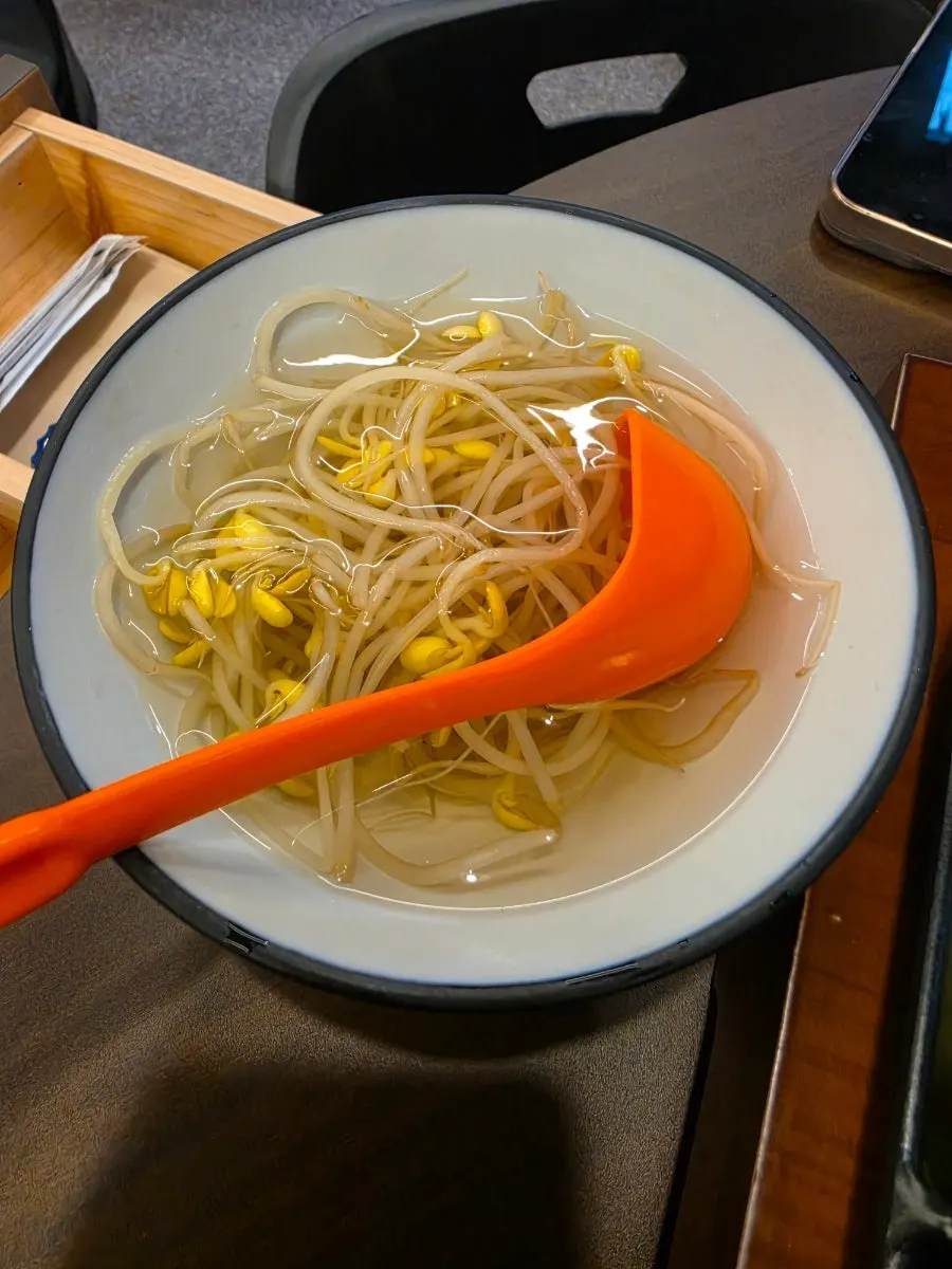 족발과 함께 나온 반찬과 콩나물국
