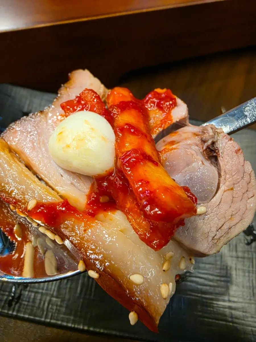 무말랭이와 마늘을 올린 족발 한 쌈