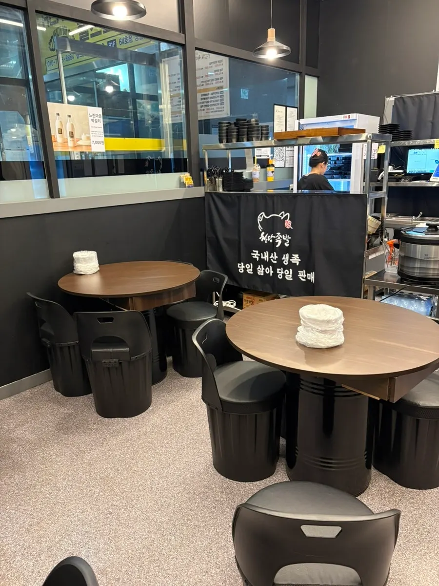주차 공간이 넉넉한 건물 주변