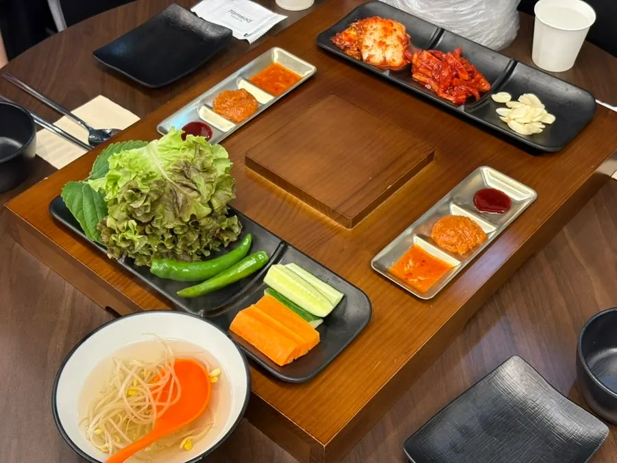 족발 보쌈 직화소금구이가 적힌 메뉴판
