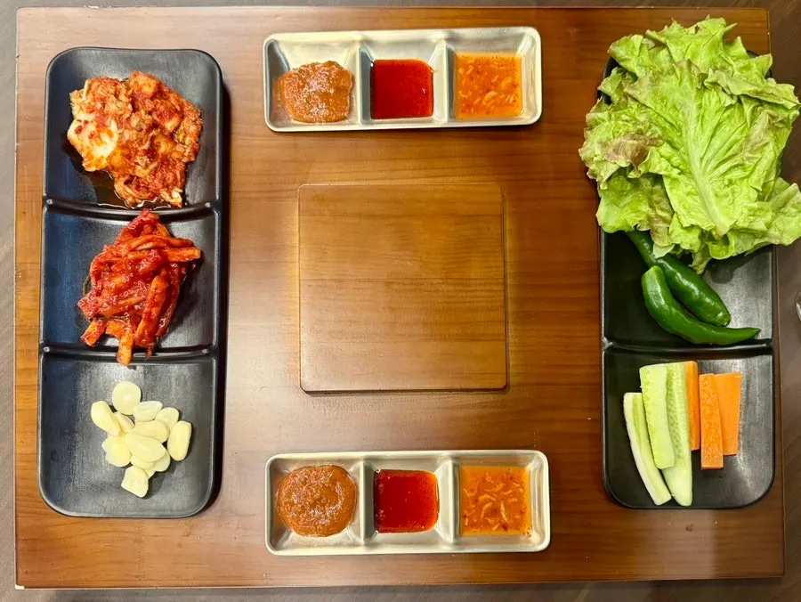 네모난 판에 맞춰 놓인 반찬 접시들