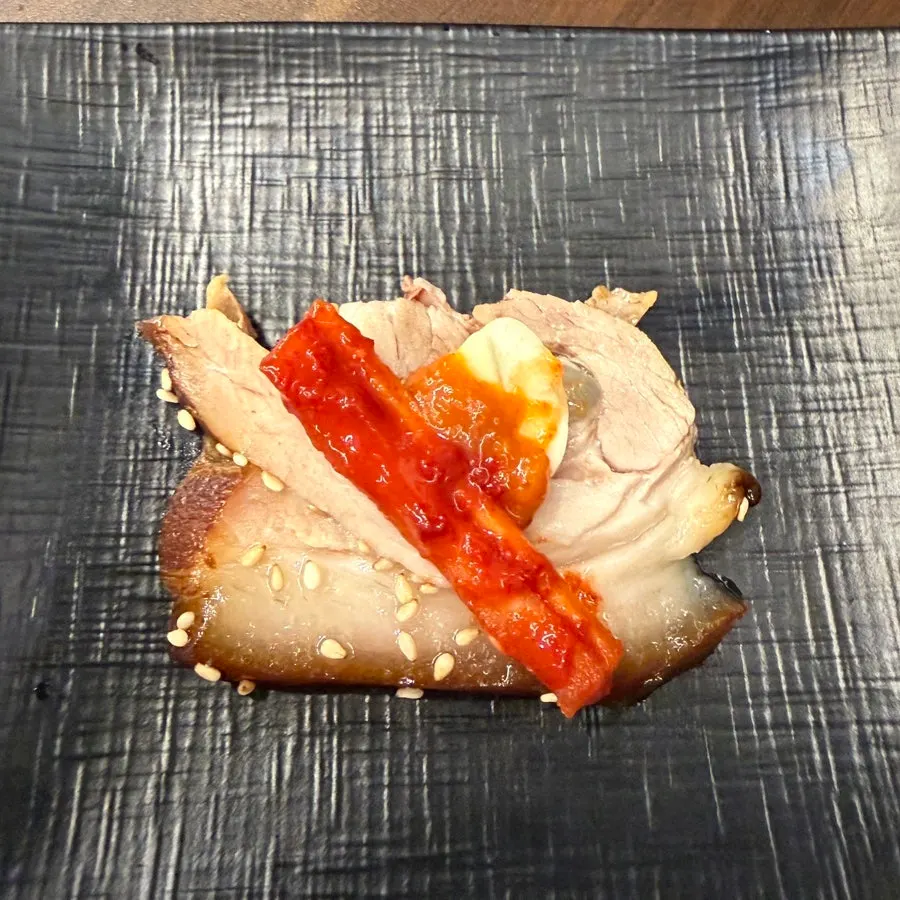 무말랭이를 올려 싸 먹는 족발 쌈