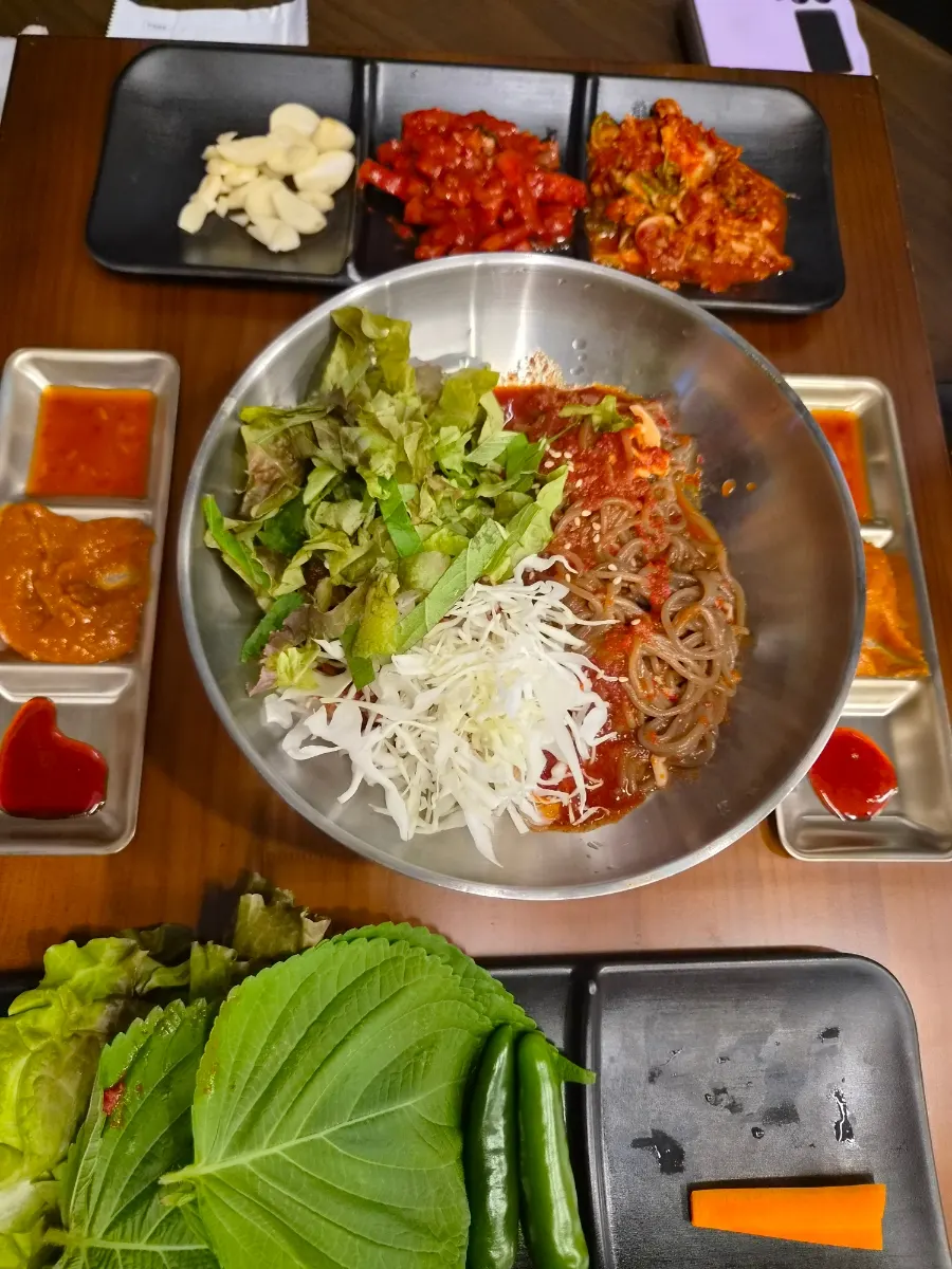 Full spread of the freshly boiled warm jokbal ordered
