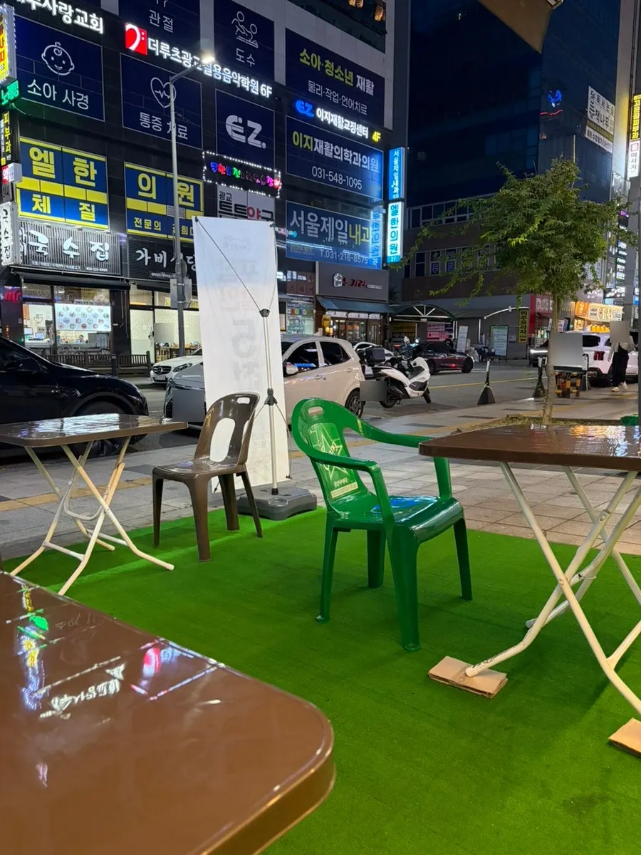 Outdoor terrace seating at Cheongdam Jokbal Gwanggyo Sanghyeon Branch