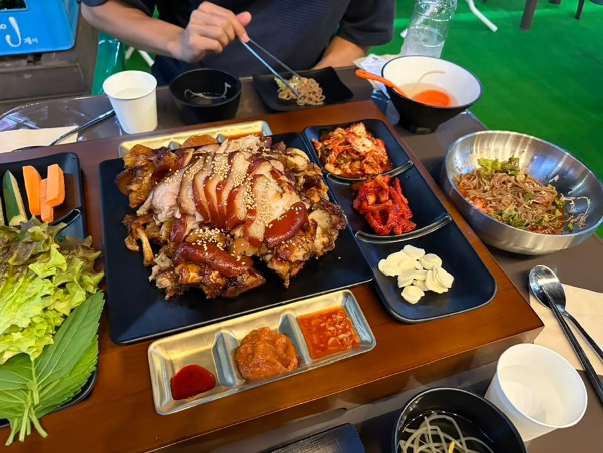 Medium jokbal served with the free makguksu
