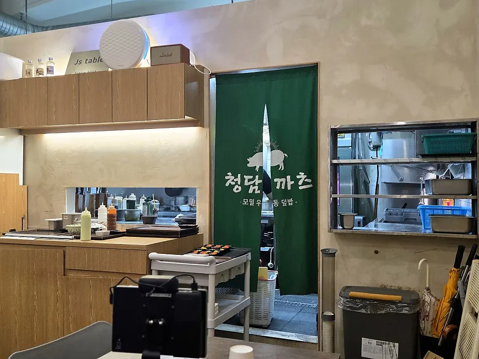 Open kitchen at Cheongdam Kkatsu with cooking in view