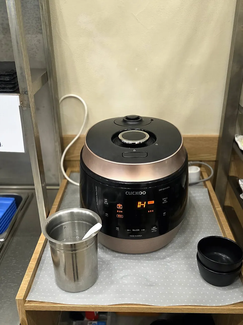 Self-serve bar at Cheongdam Kkatsu with unlimited rice refills