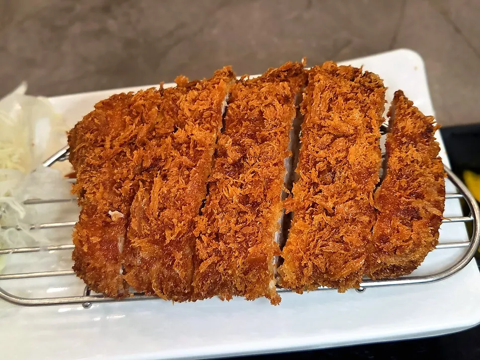 Large-sized pork cutlet at Cheongdam Kkatsu