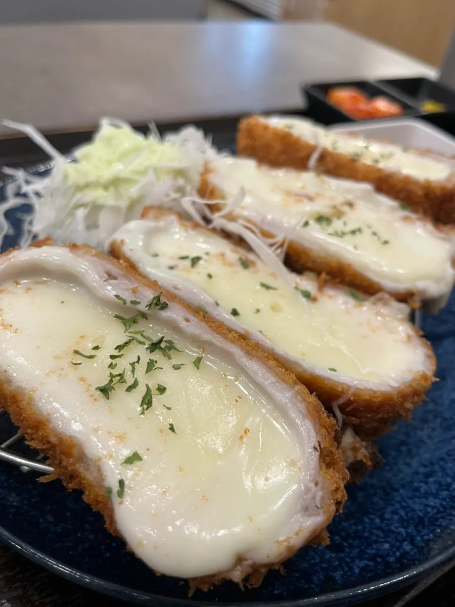 Cheese stretching from the cheese cutlet