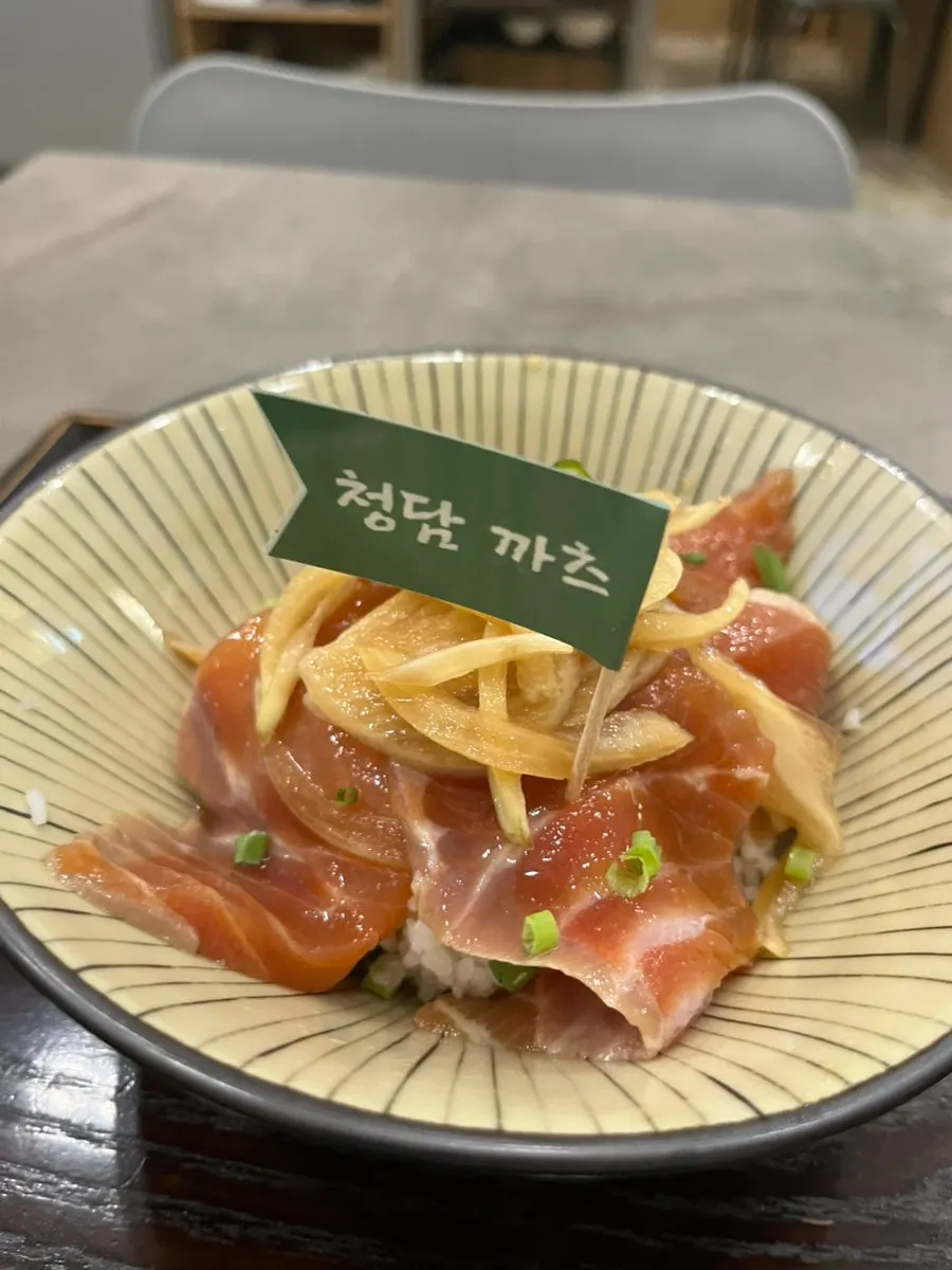 Rice bowl topped with thick pieces of soy-marinated salmon