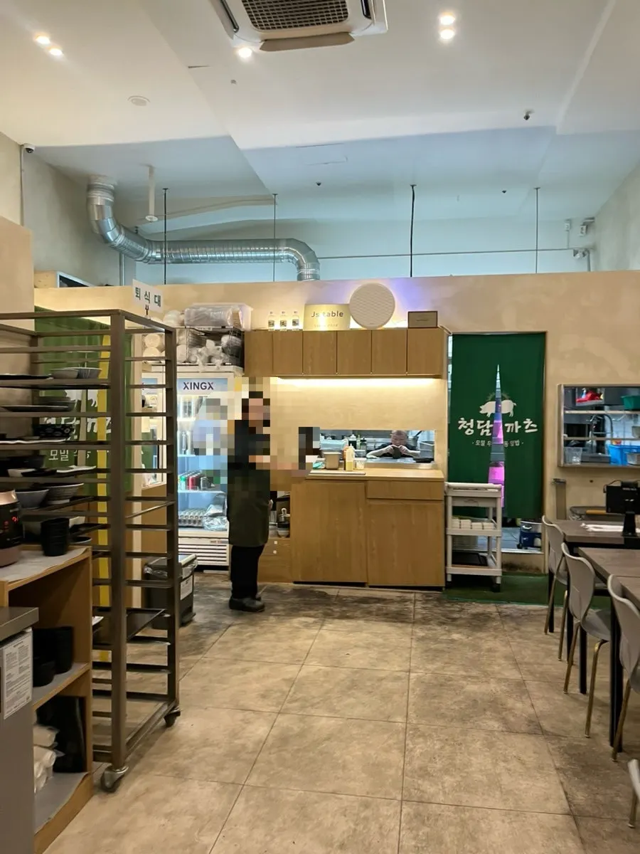 A full meal spread at Cheongdam Kkatsu Gangnam-gu Office Station Branch