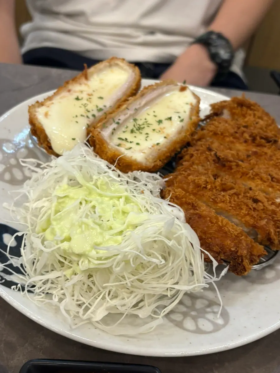가위로 자른 큼직한 연어장 덮밥