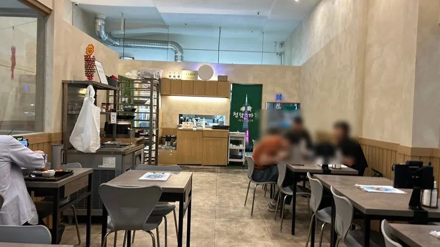 우드톤으로 꾸며진 청담까츠 강남구청역점 내부 좌석
