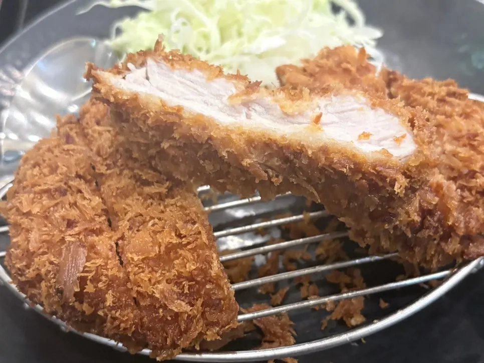 돈가스와 함께 나온 밥과 반찬