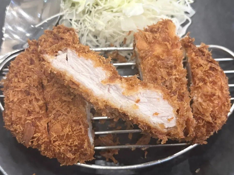 소스에 찍은 등심 돈가스 조각