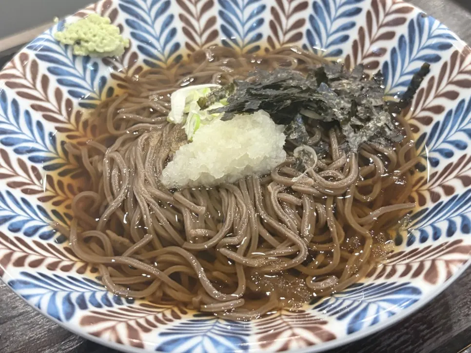쯔유 육수에 담긴 메밀면