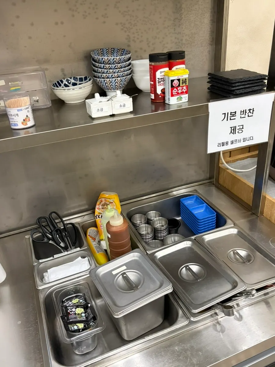 넉넉한 테이블이 놓인 청담까츠 좌석