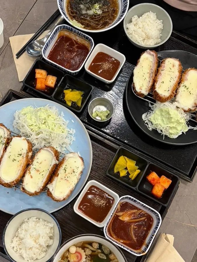 돈까츠와 메밀 비빔면 등이 적힌 청담까츠 메뉴판