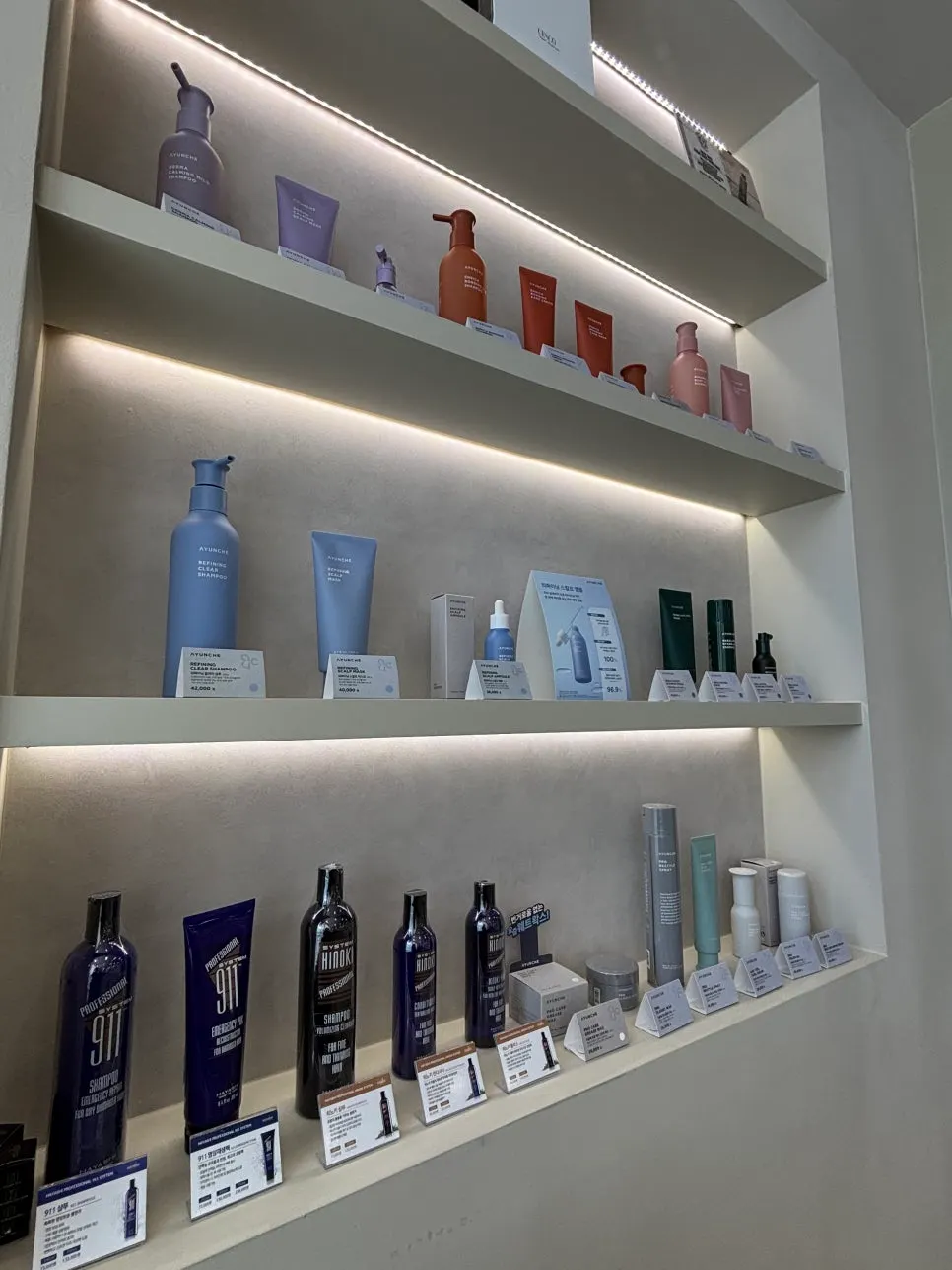 Area salon rambut yang bersih dan tertata
