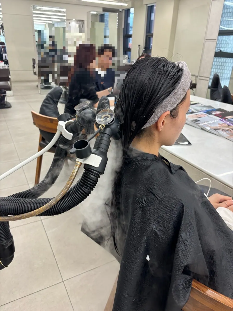 Menunggu perawatan keratin clinic dengan heating cap