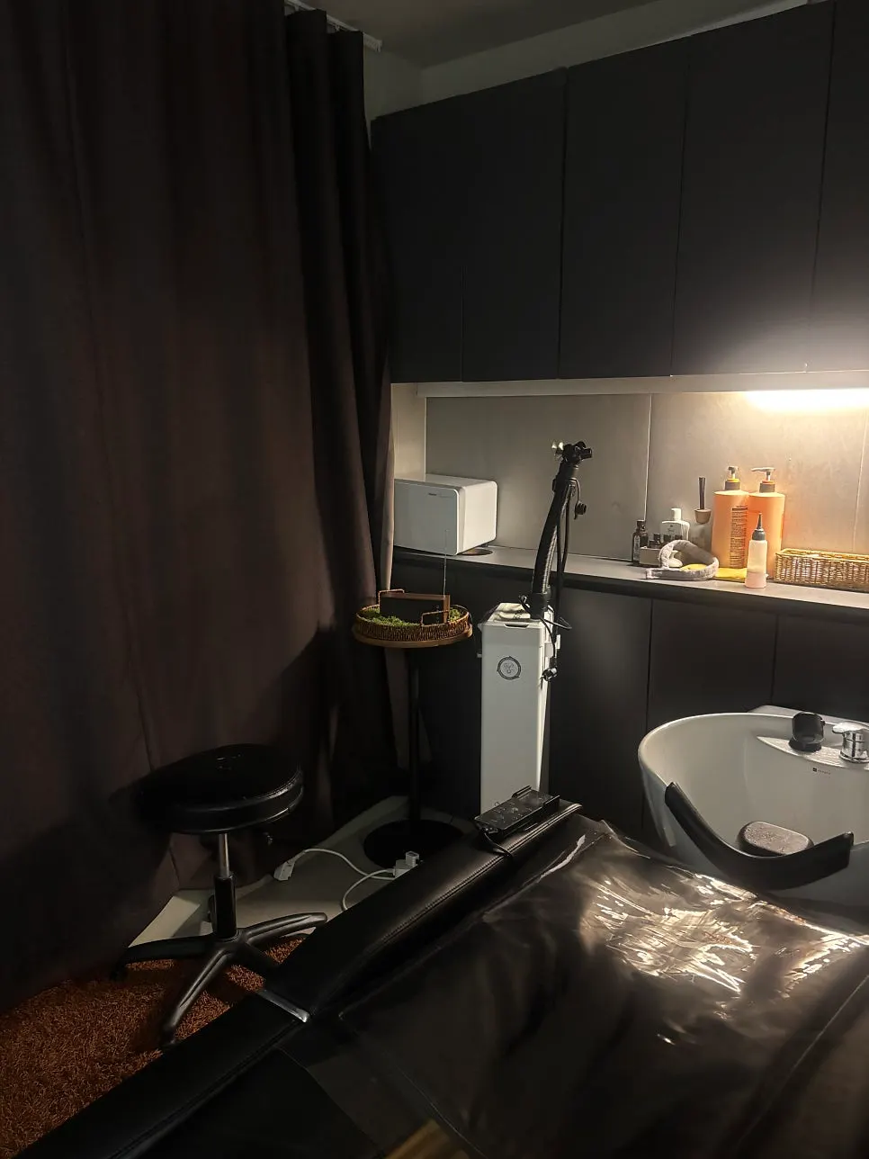 Spa room dengan kursi pijat