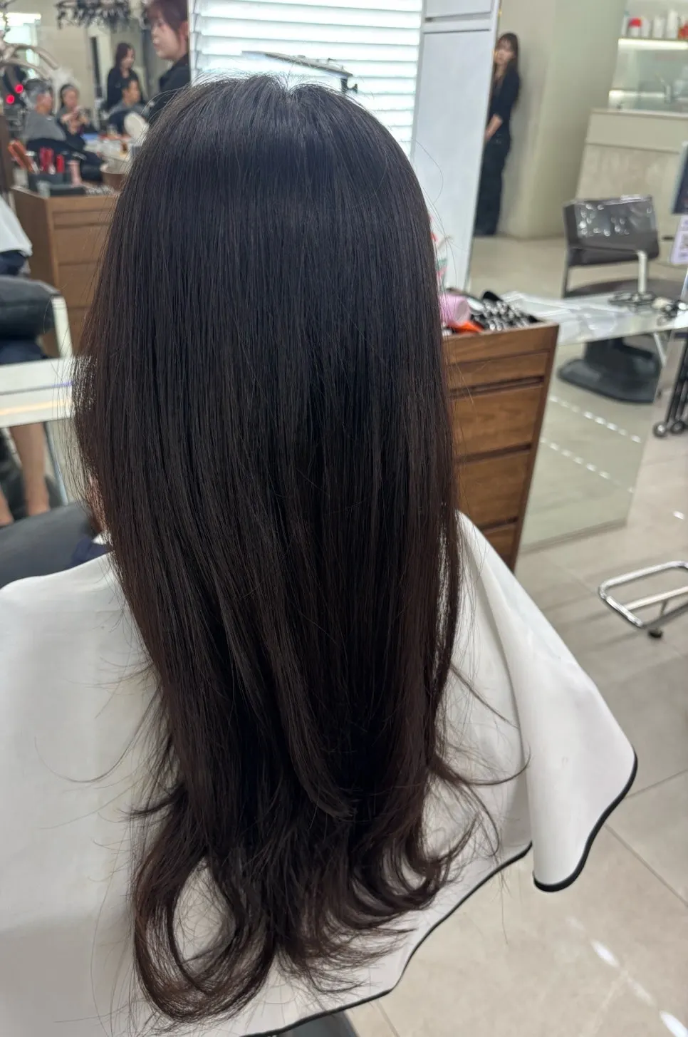 Rambut berkilau yang ditata dengan blow dry