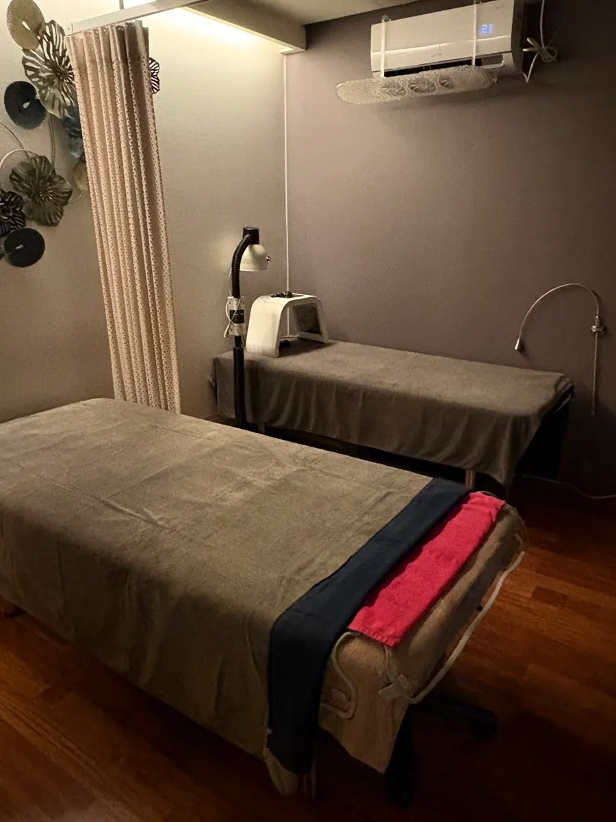 Dark, quiet treatment room at Clermont Monde